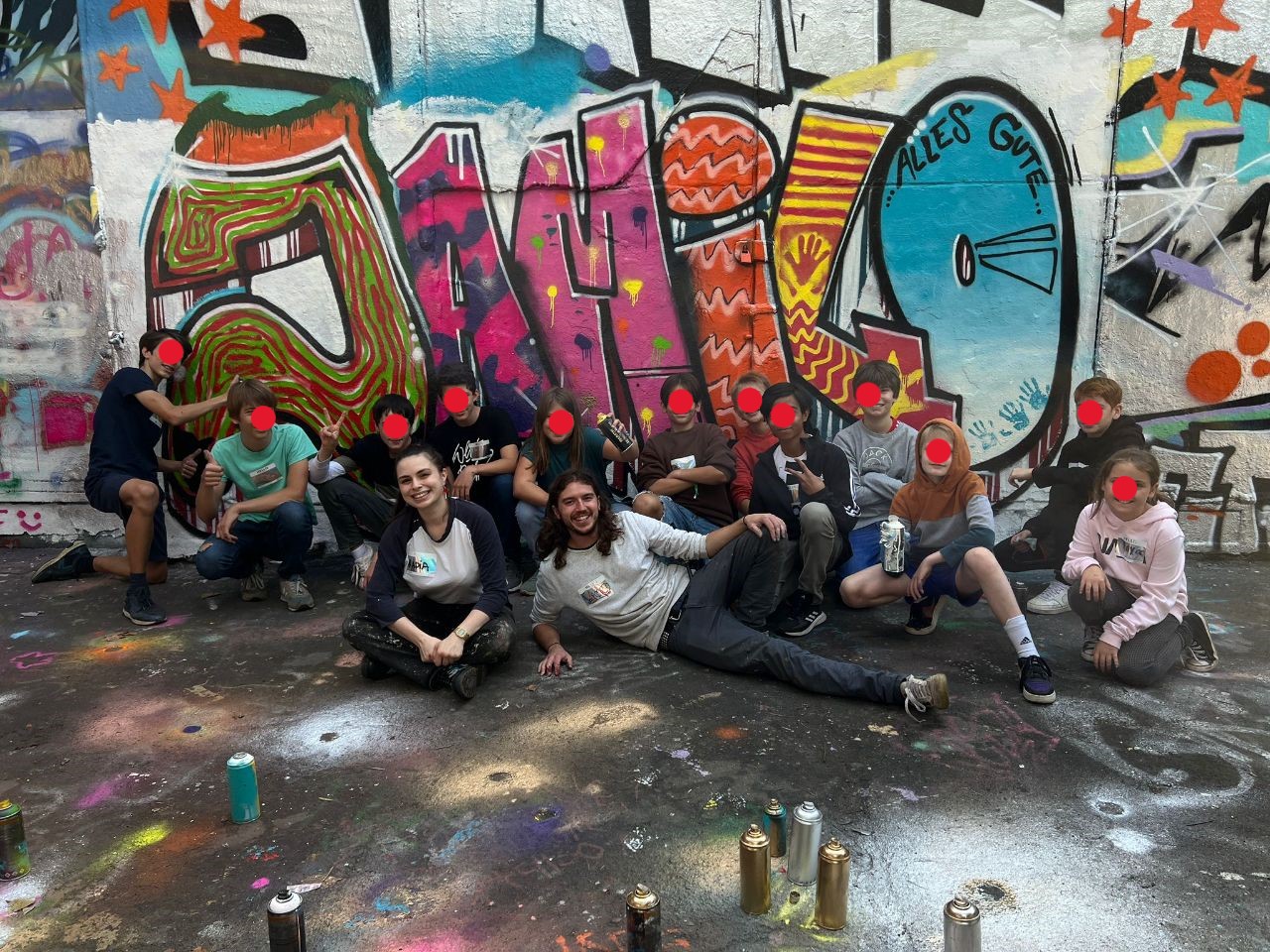 Kreatives Gruppenprojekt bei einem Graffiti-Event in NRW