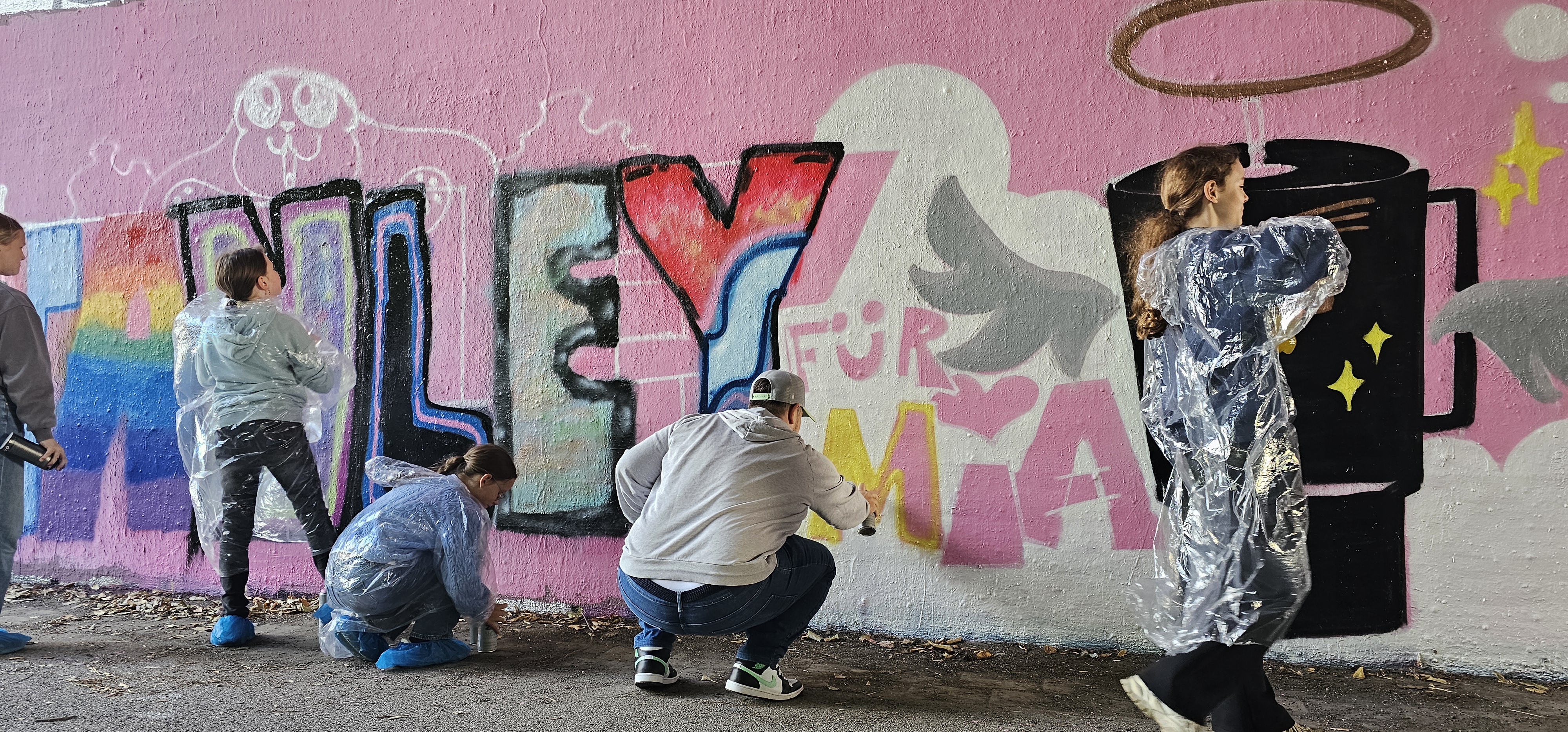 Kinder beim kreativen Graffiti-Workshop und Kindergeburtstag in NRW