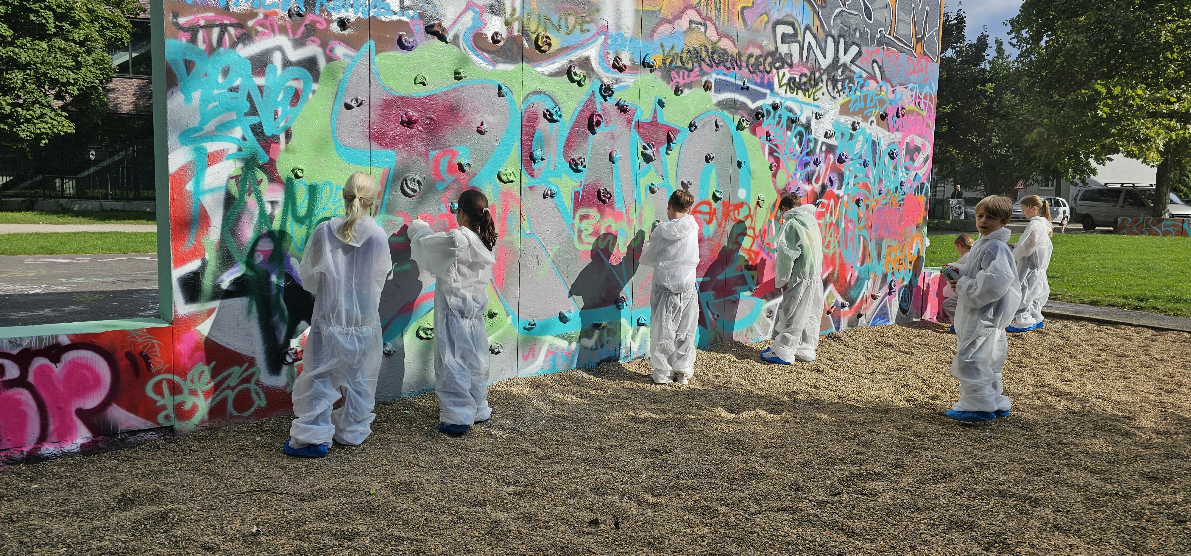 Kinder beim kreativen Graffiti-Workshop und Kindergeburtstag in NRW