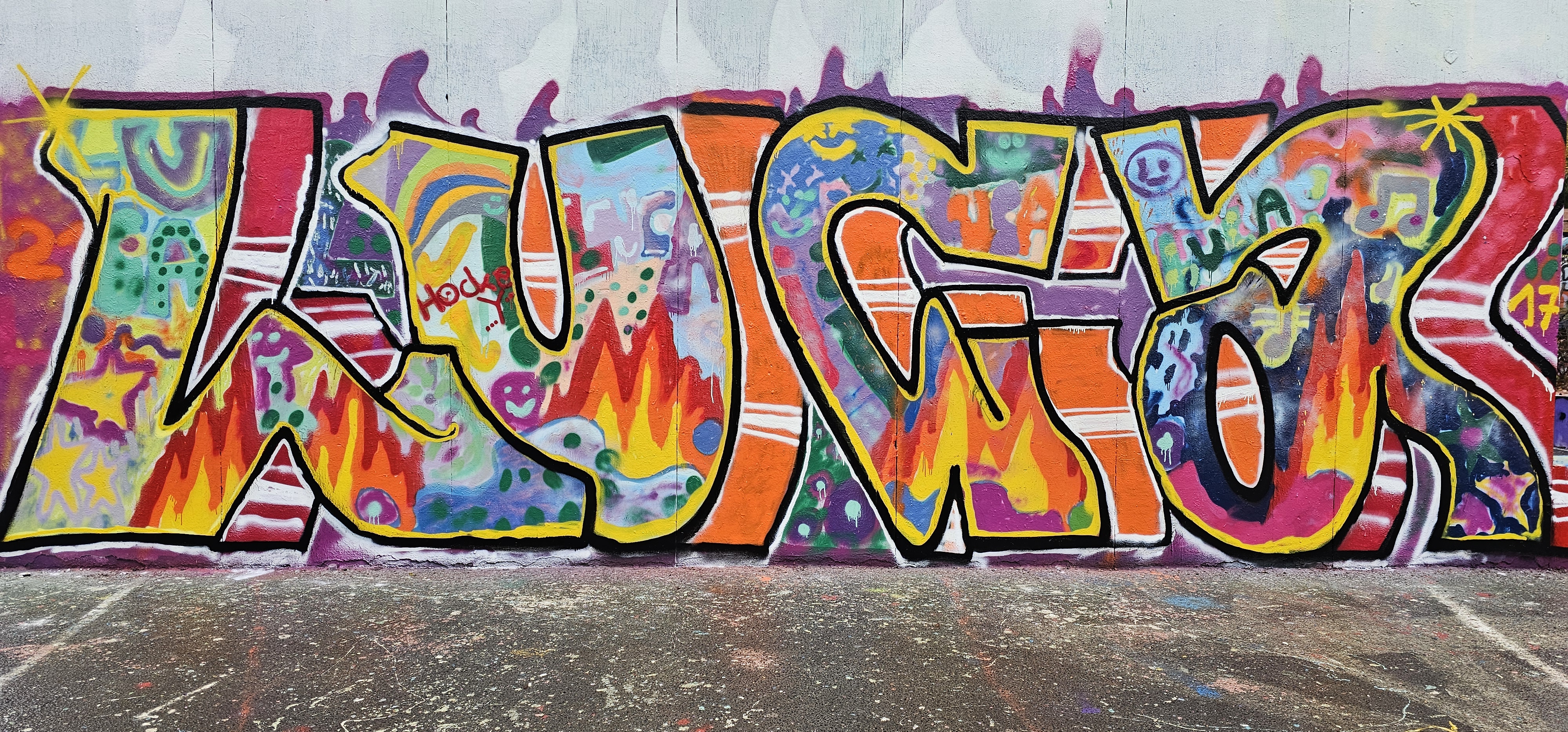 Kinder beim kreativen Graffiti-Workshop und Kindergeburtstag in NRW
