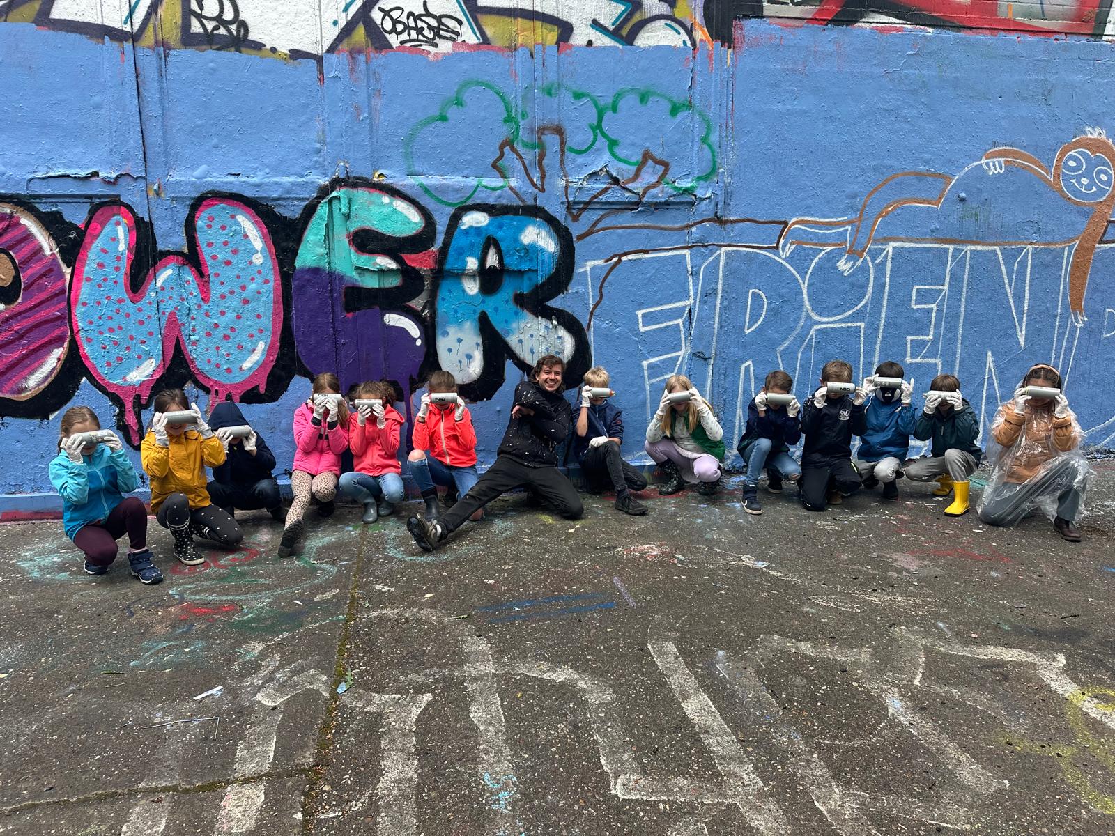 Kinder beim kreativen Graffiti-Workshop und Kindergeburtstag in NRW