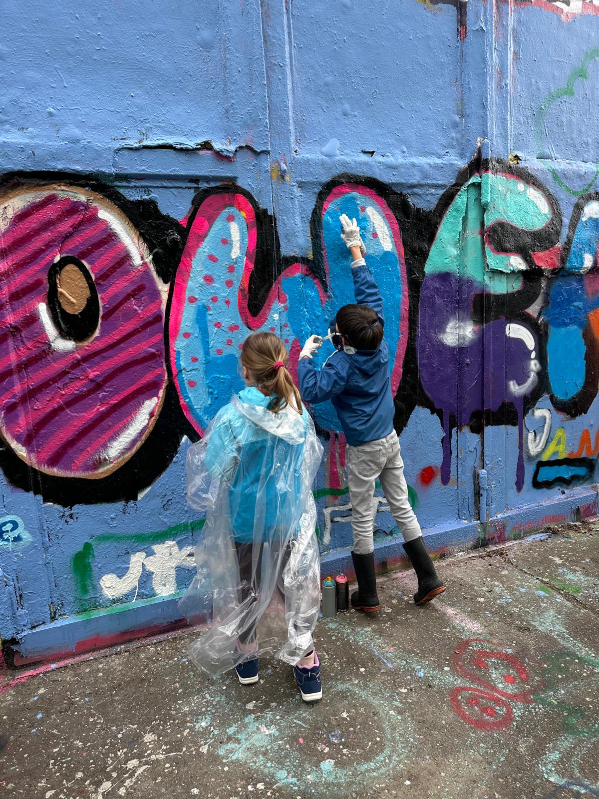 Kinder beim kreativen Graffiti-Workshop und Kindergeburtstag in NRW