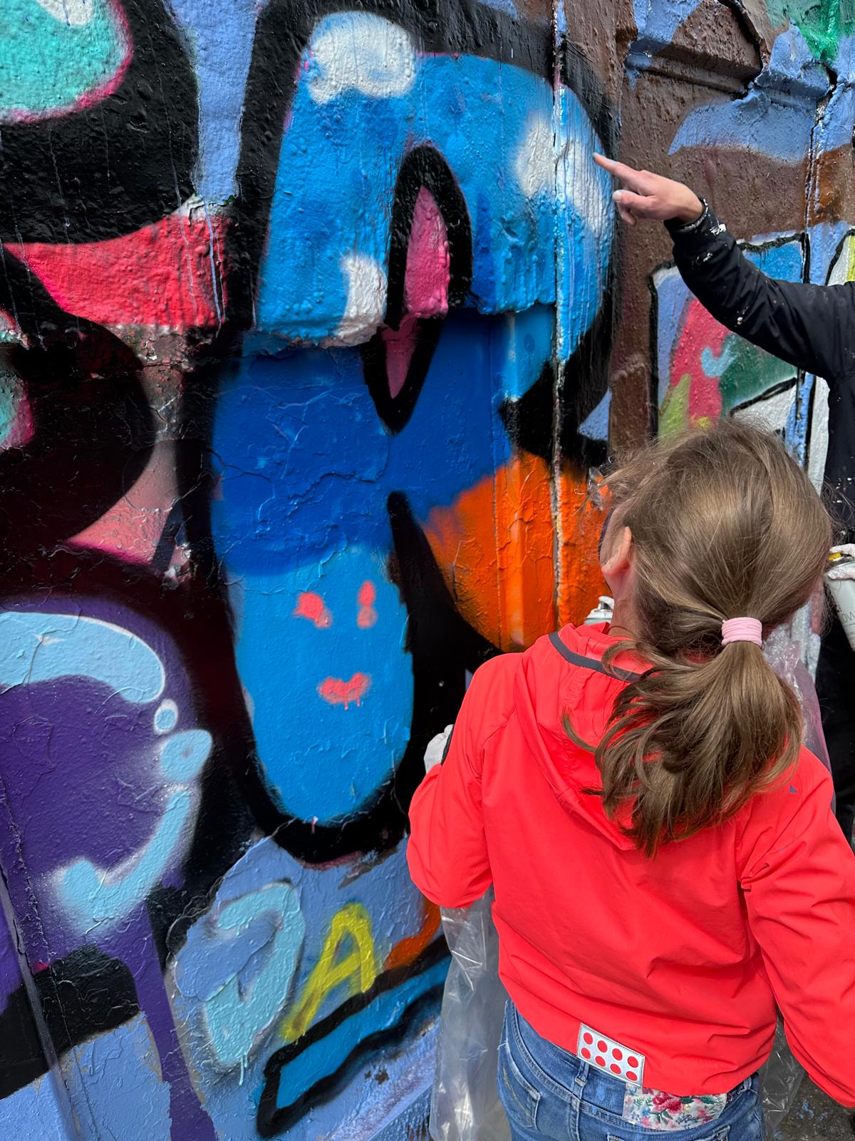 Kinder beim kreativen Graffiti-Workshop und Kindergeburtstag in NRW
