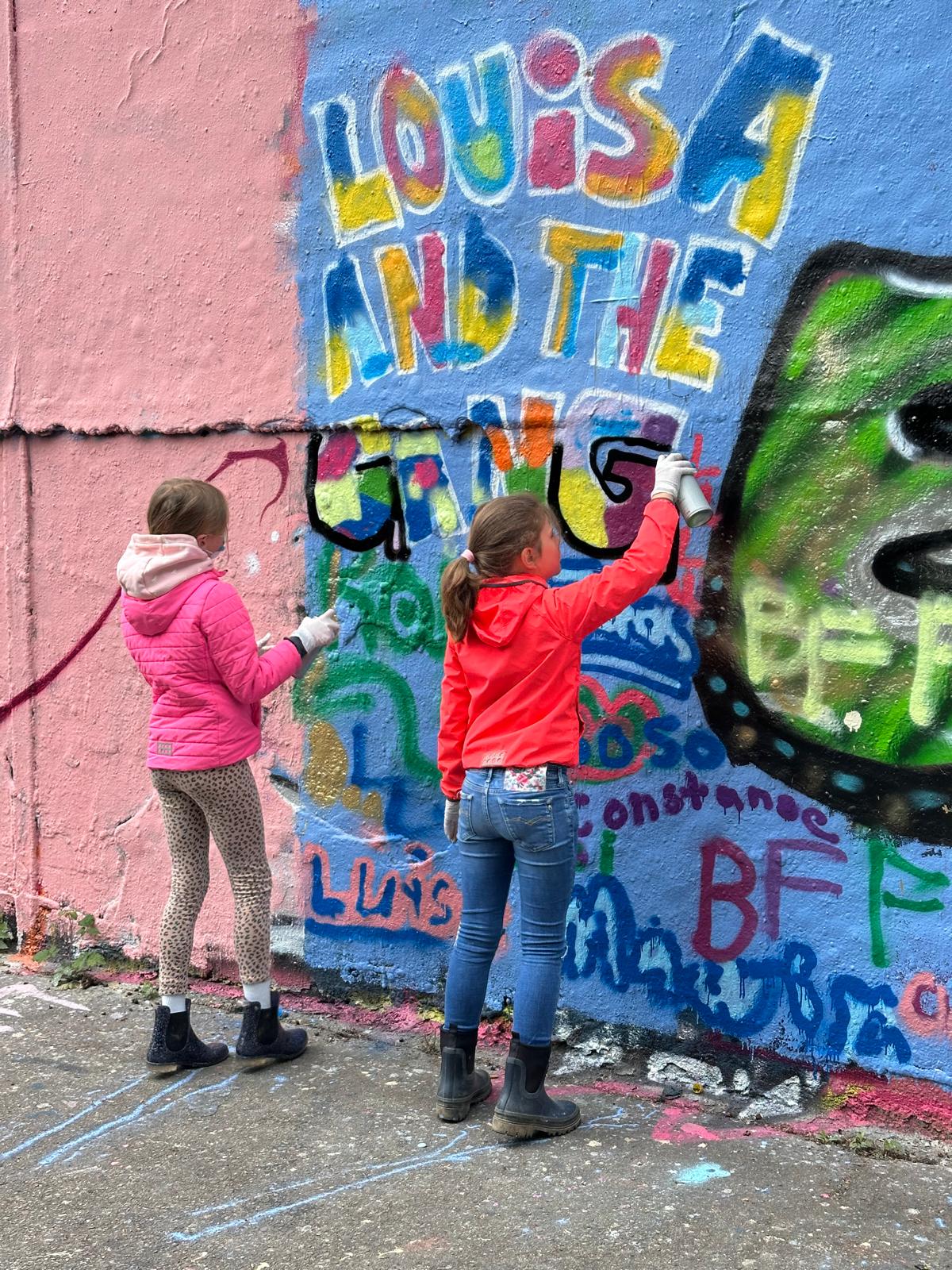 Kinder beim kreativen Graffiti-Workshop und Kindergeburtstag in NRW