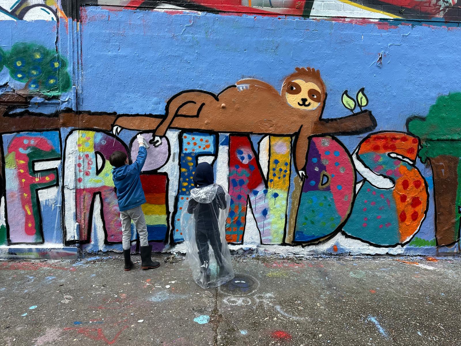 Kinder beim kreativen Graffiti-Workshop und Kindergeburtstag in NRW