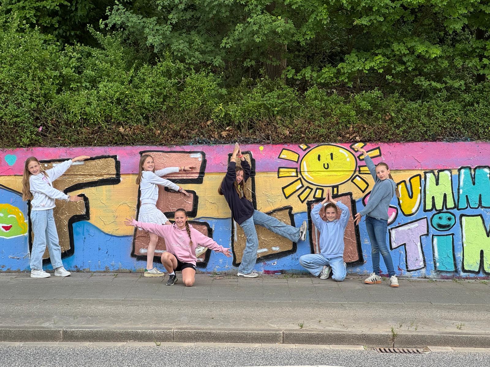 Kinder beim kreativen Graffiti-Workshop und Kindergeburtstag in NRW