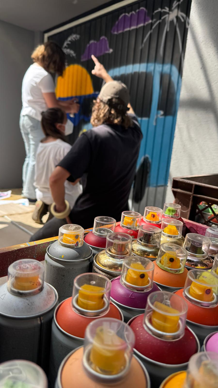 Kinder beim kreativen Graffiti-Workshop und Kindergeburtstag in NRW