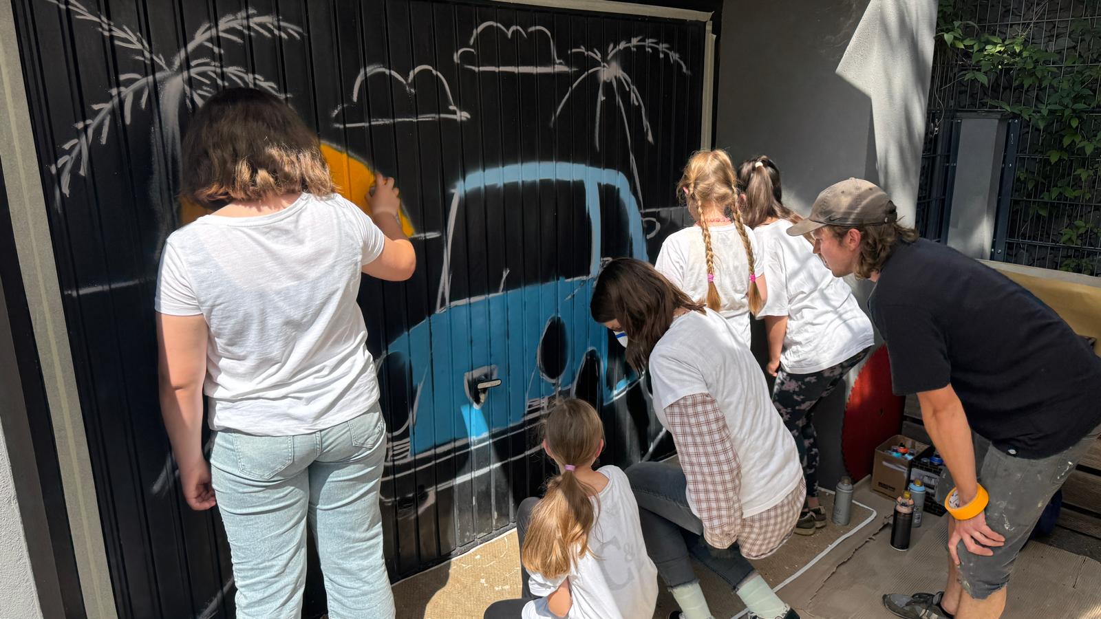 Kinder beim kreativen Graffiti-Workshop und Kindergeburtstag in NRW