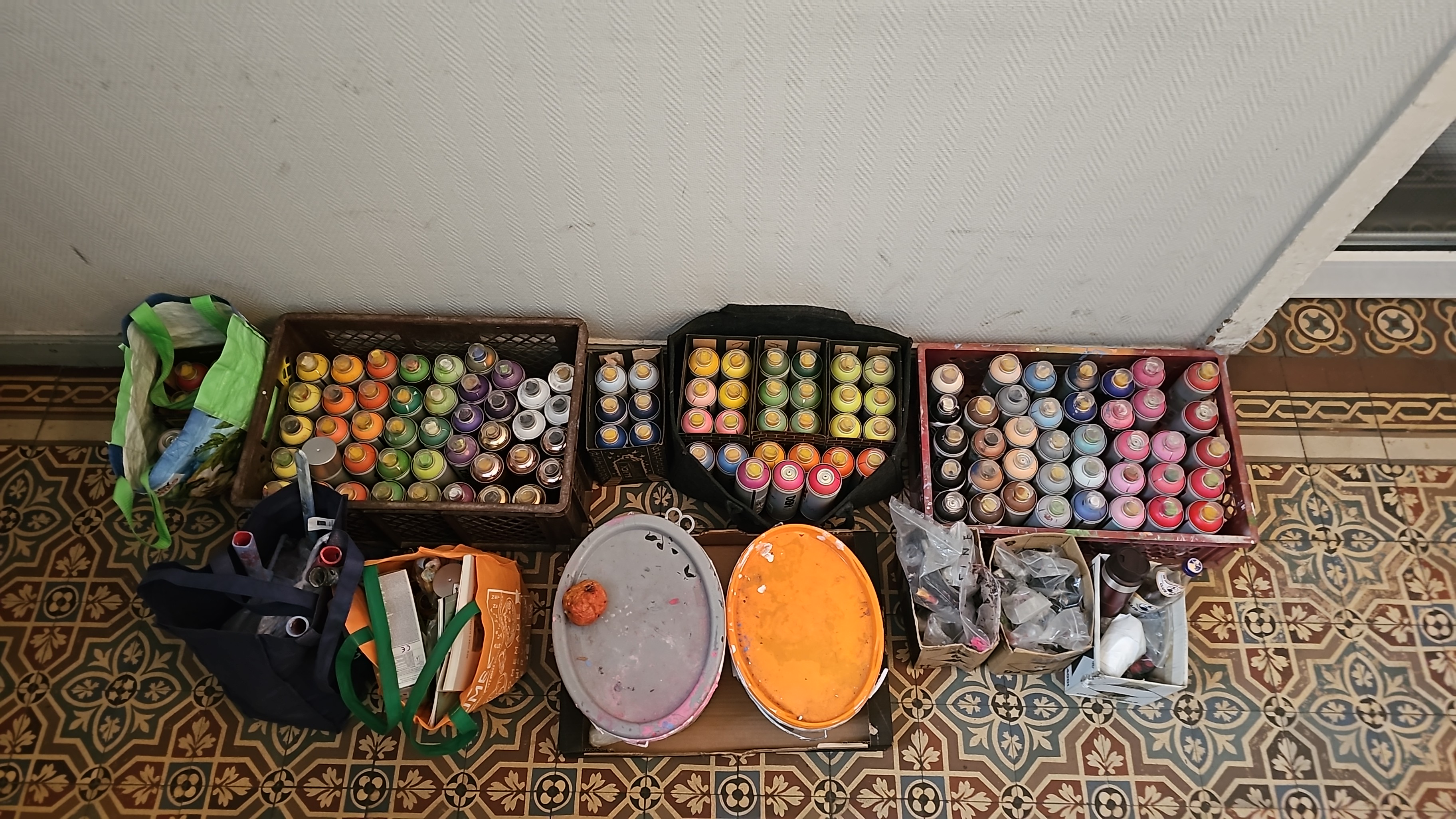 Spraydosen und Material für einen professionellen Graffiti-Workshop