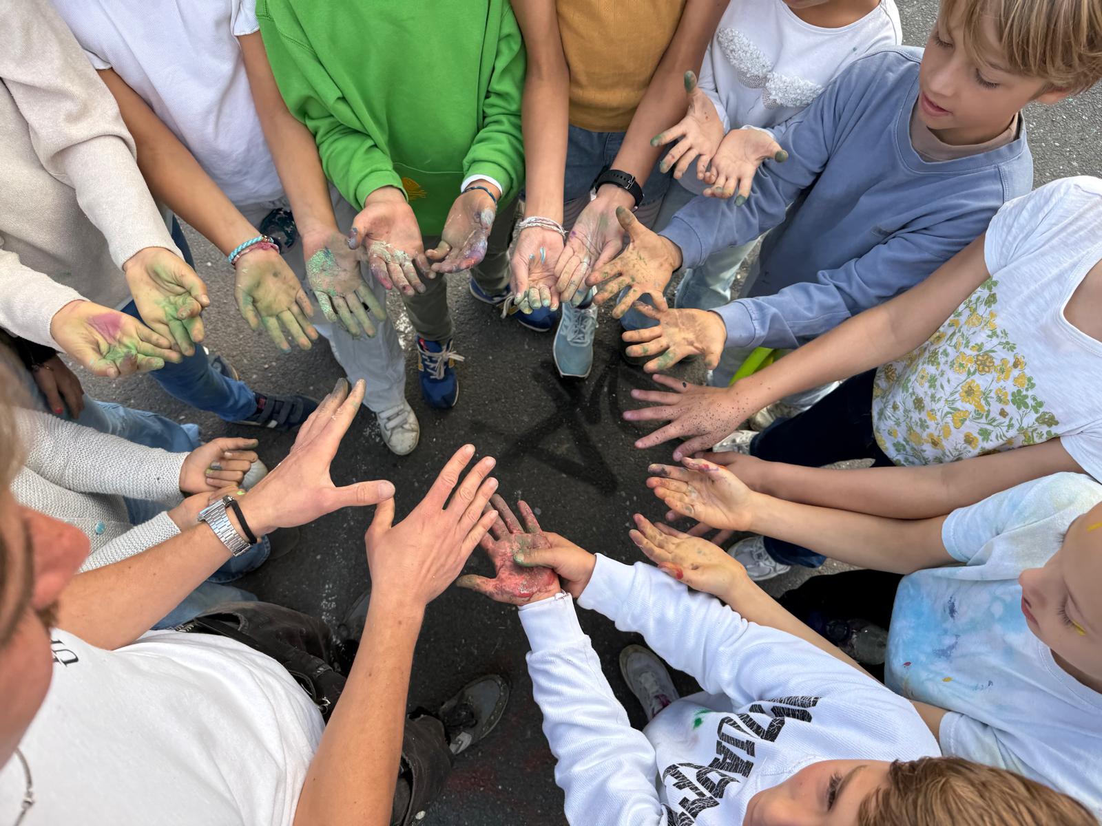 Kinder beim kreativen Graffiti-Workshop und Kindergeburtstag in NRW