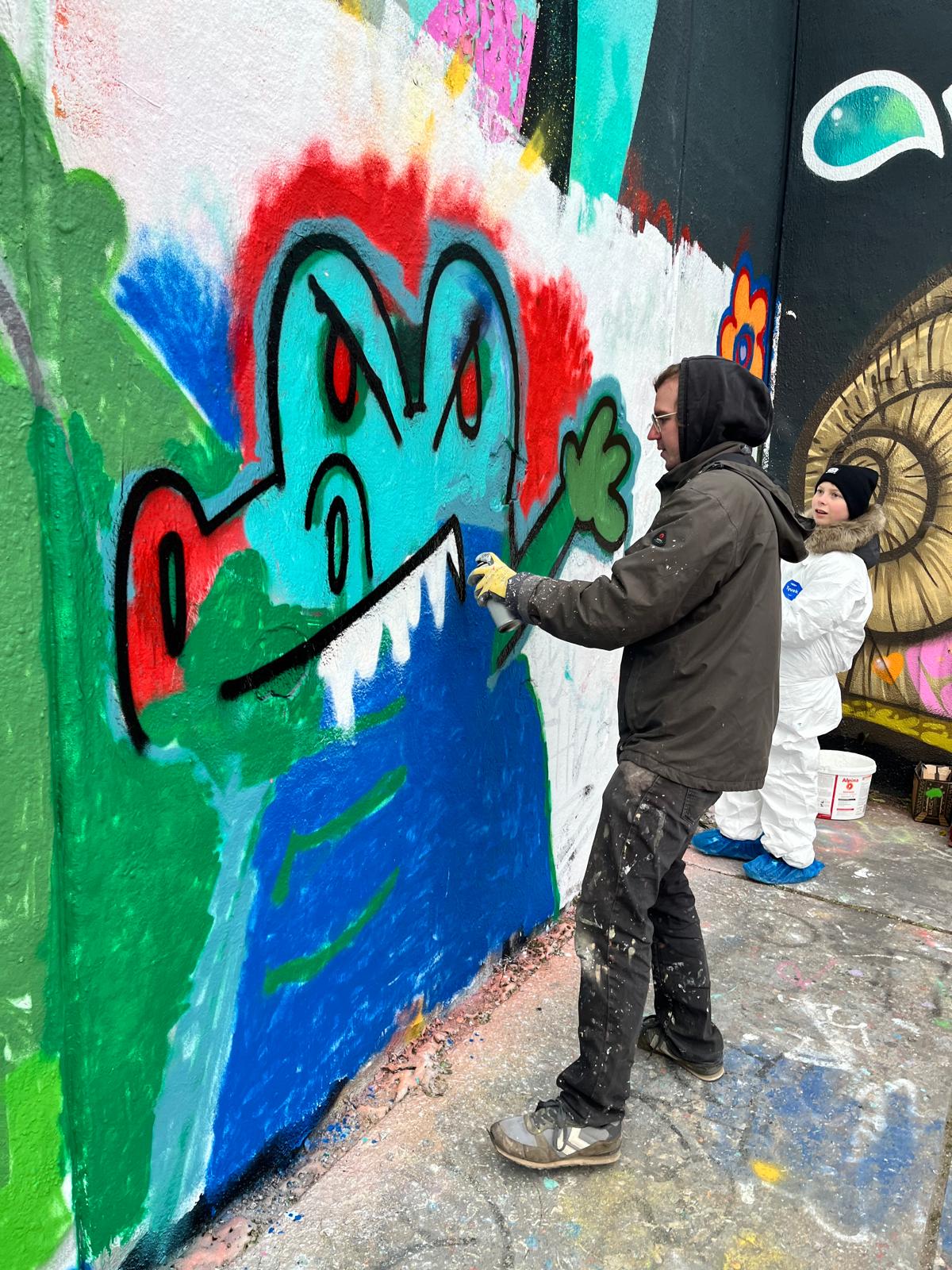 Kinder beim kreativen Graffiti-Workshop und Kindergeburtstag in NRW