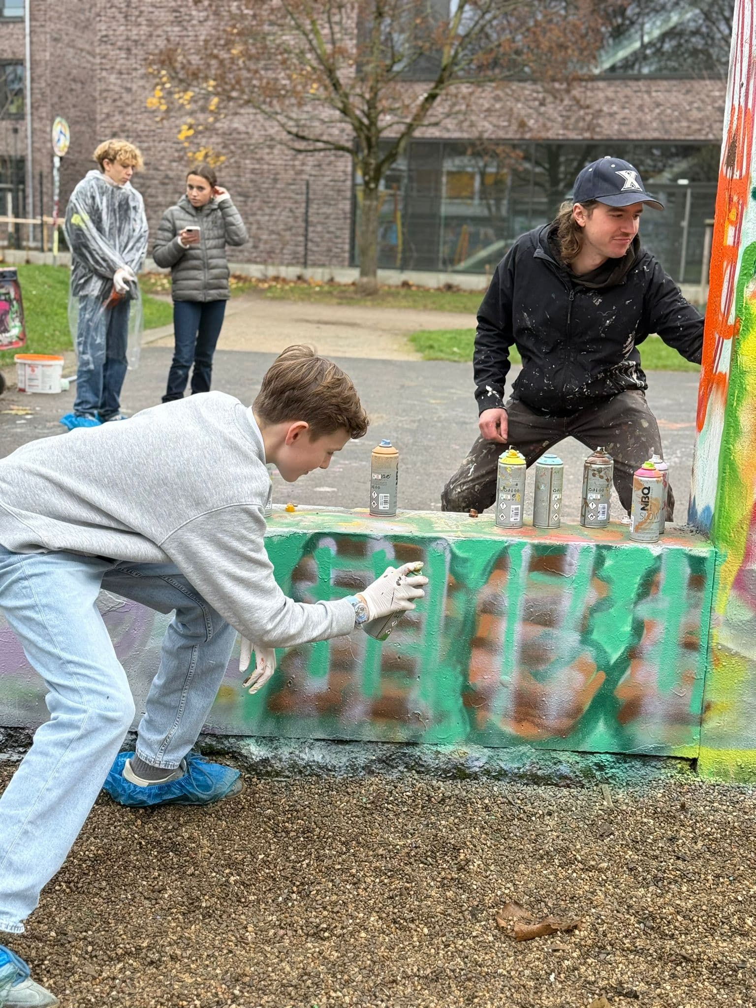 Enrico mit schwarzer Cap bei einem Graffiti-Workshop