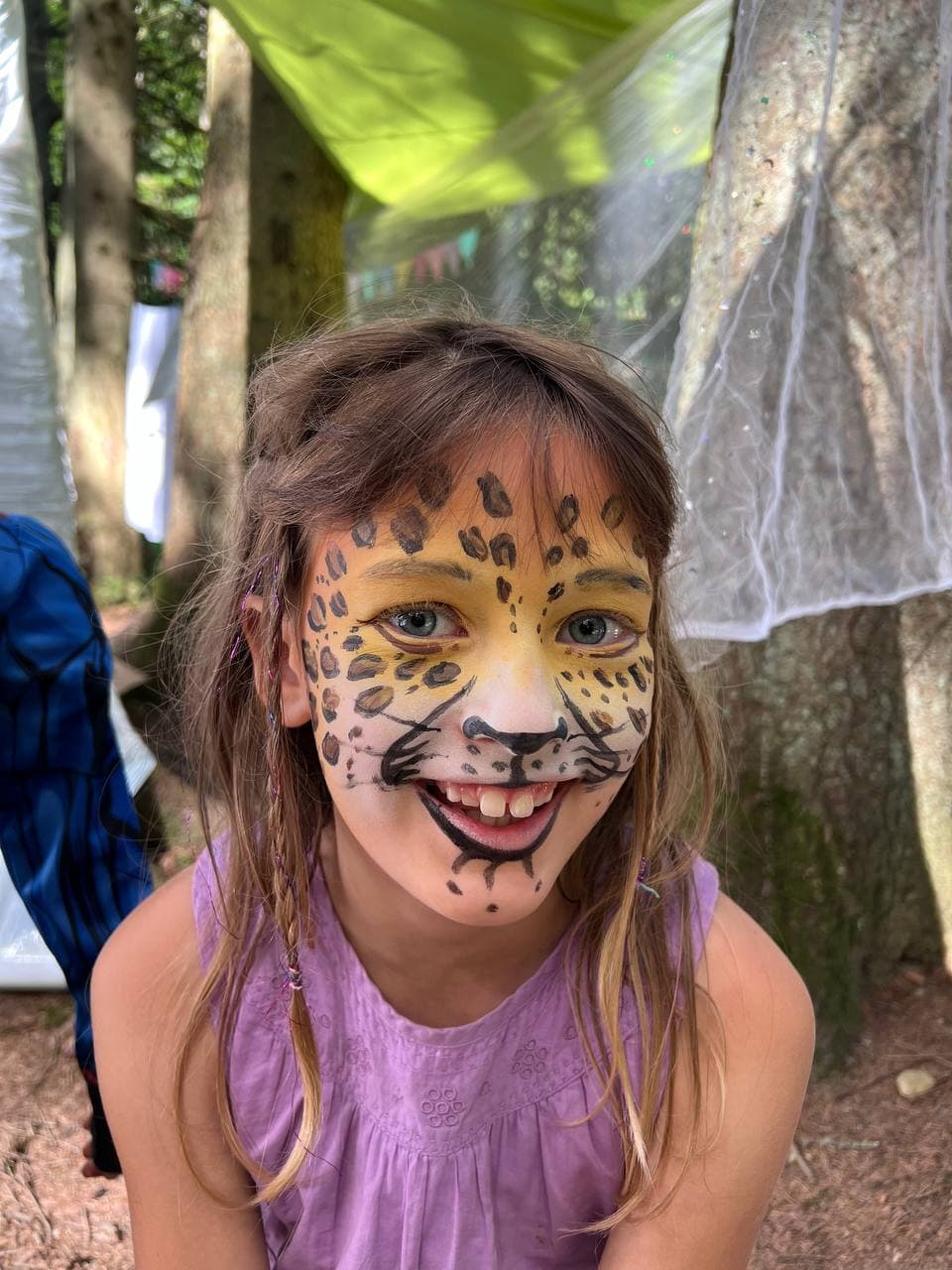 Glückliches Kind mit professionellem Facepainting