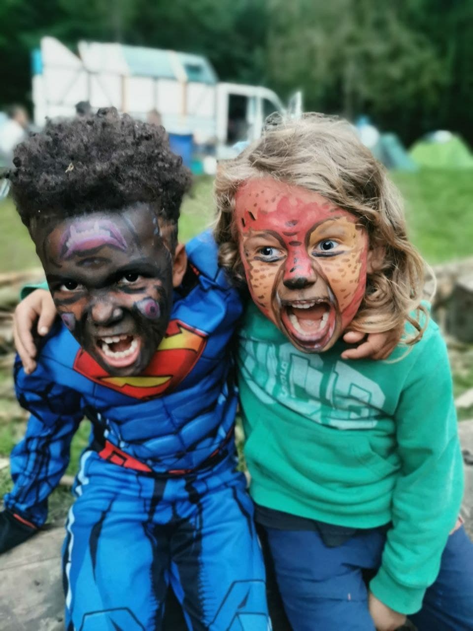 Zwei fröhliche Kinder mit ihren Gesichtsmotiven